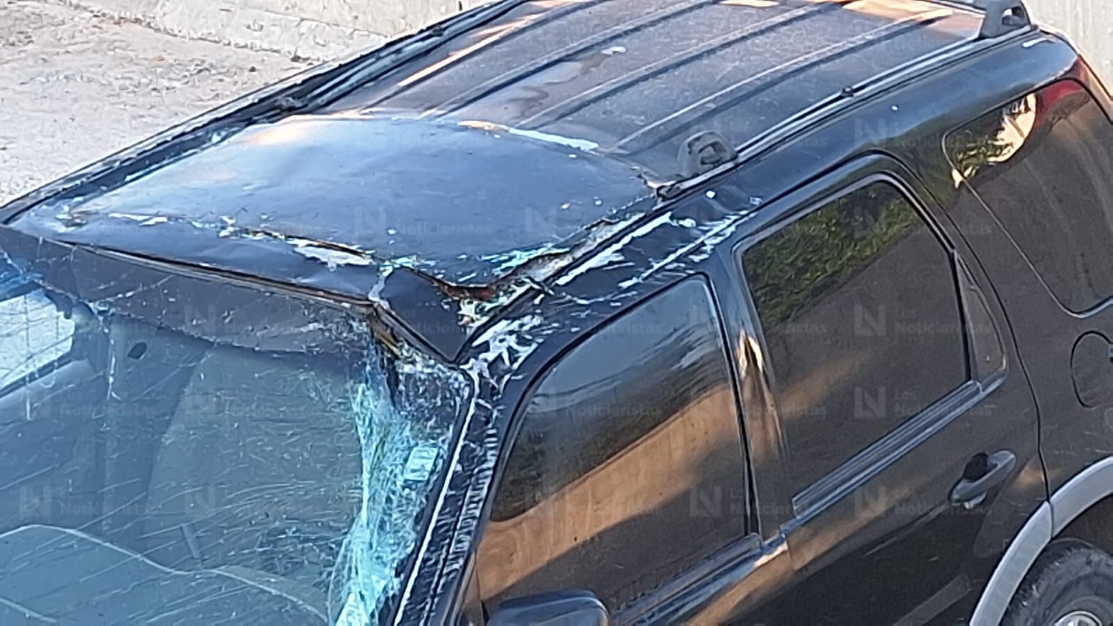 Cae camioneta a un canal de aguas pluviales en el sector Capistrano de Culiacán
