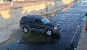 Cae camioneta a un canal de aguas pluviales en el sector Capistrano de Culiacán, Sinaloa