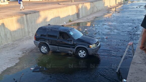 Cae camioneta a un canal de aguas pluviales en el sector Capistrano de Culiacán, Sinaloa