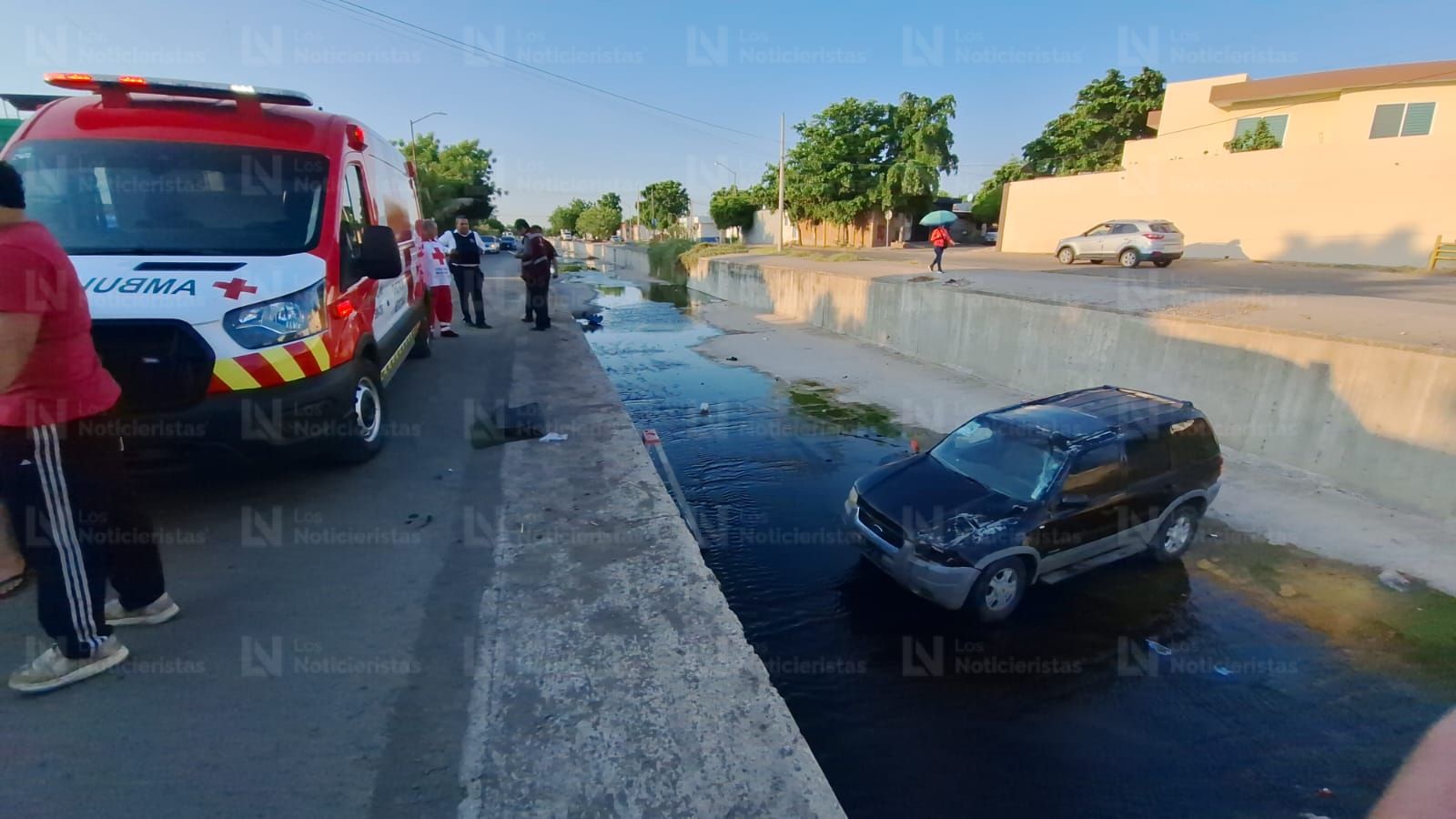 Cae camioneta a un canal de aguas pluviales en el sector Capistrano de Culiacán