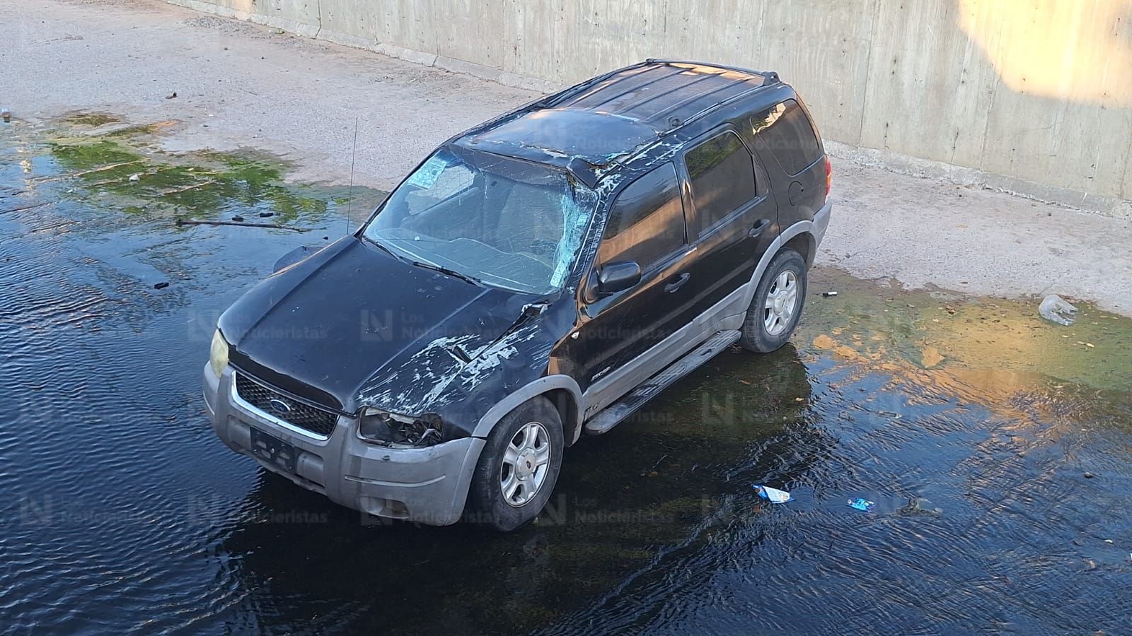 Cae camioneta a un canal de aguas pluviales en el sector Capistrano de Culiacán