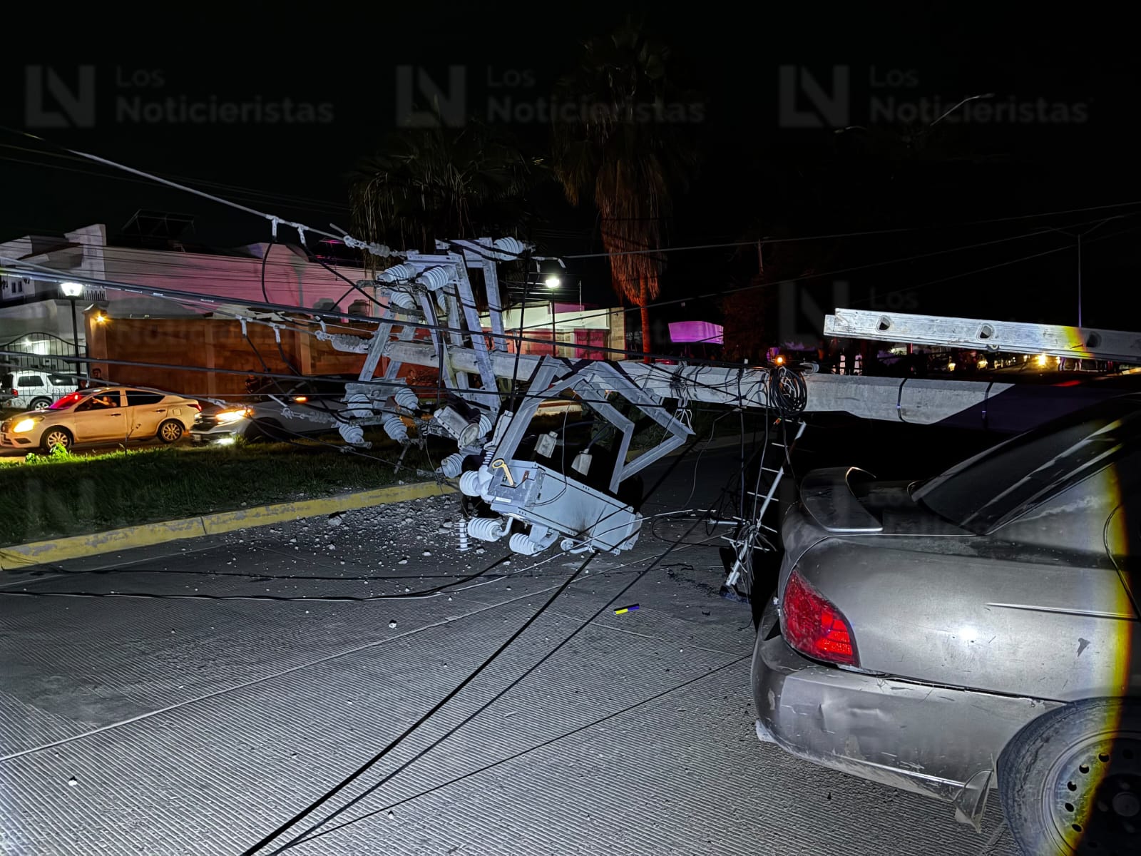 Conductor se impacta contra poste de la CFE en Los Mochis