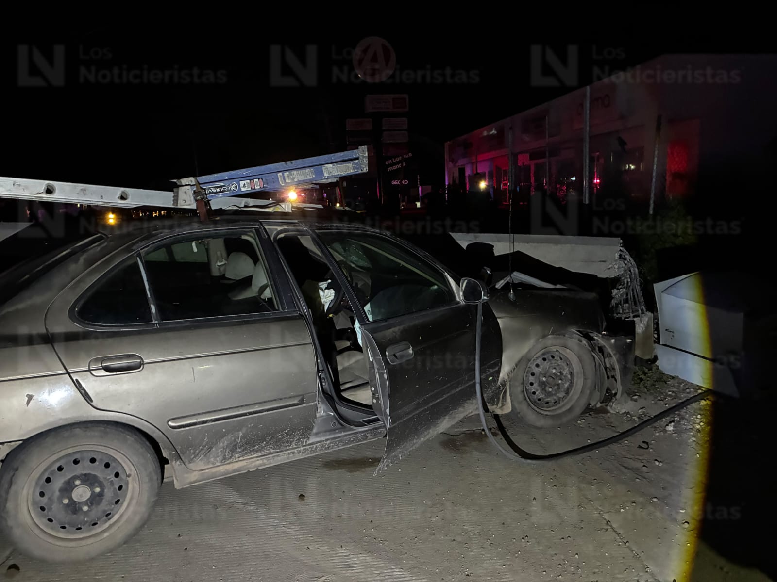 Conductor se impacta contra poste de la CFE en Los Mochis