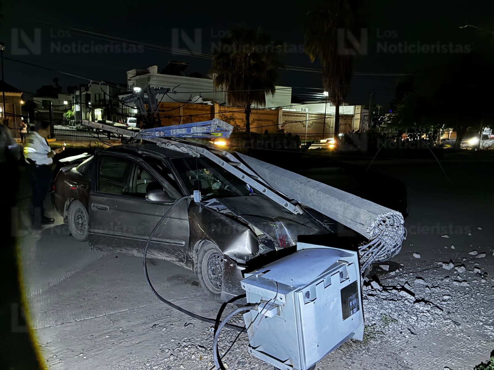 Conductor se impacta contra poste de la CFE en Los Mochis