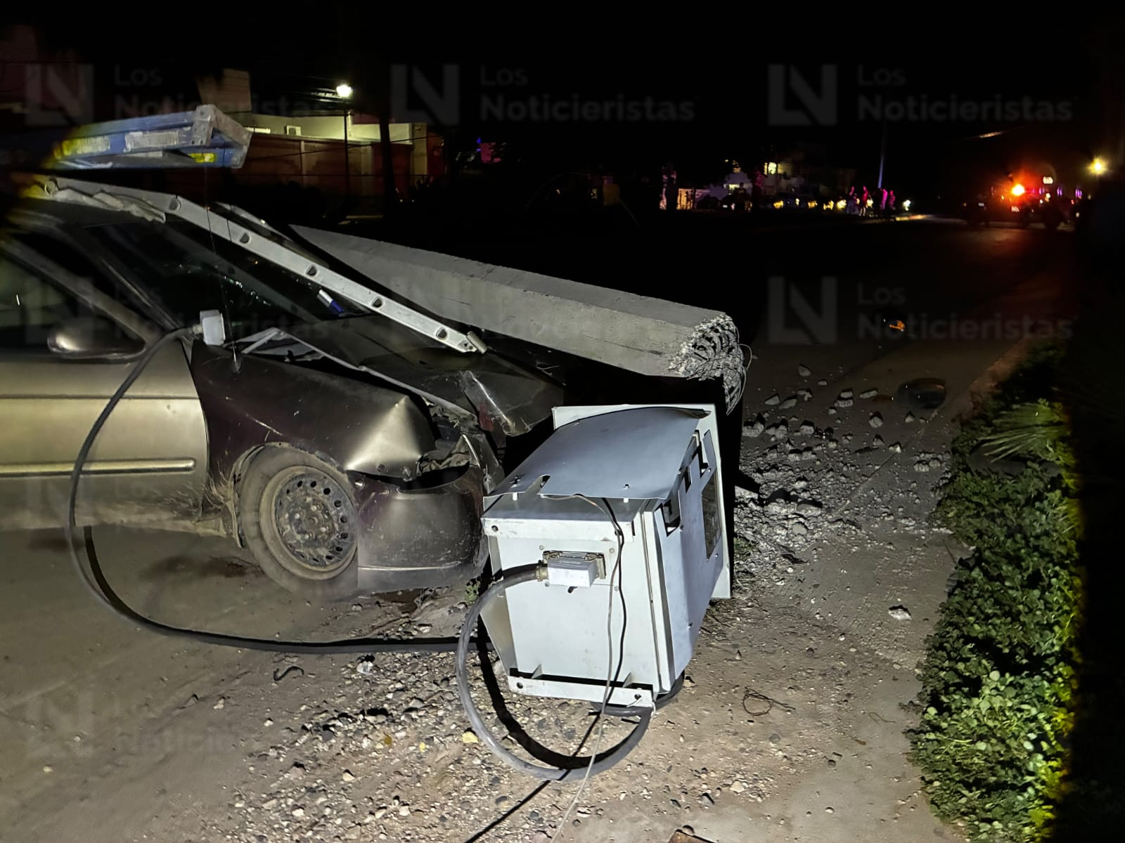 Conductor se impacta contra poste de la CFE en Los Mochis