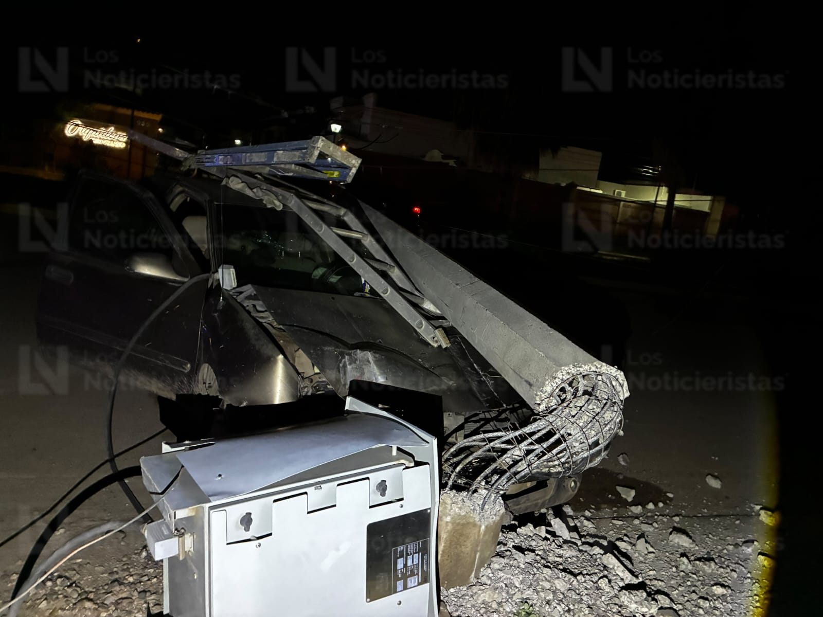 Conductor se impacta contra poste de la CFE en Los Mochis