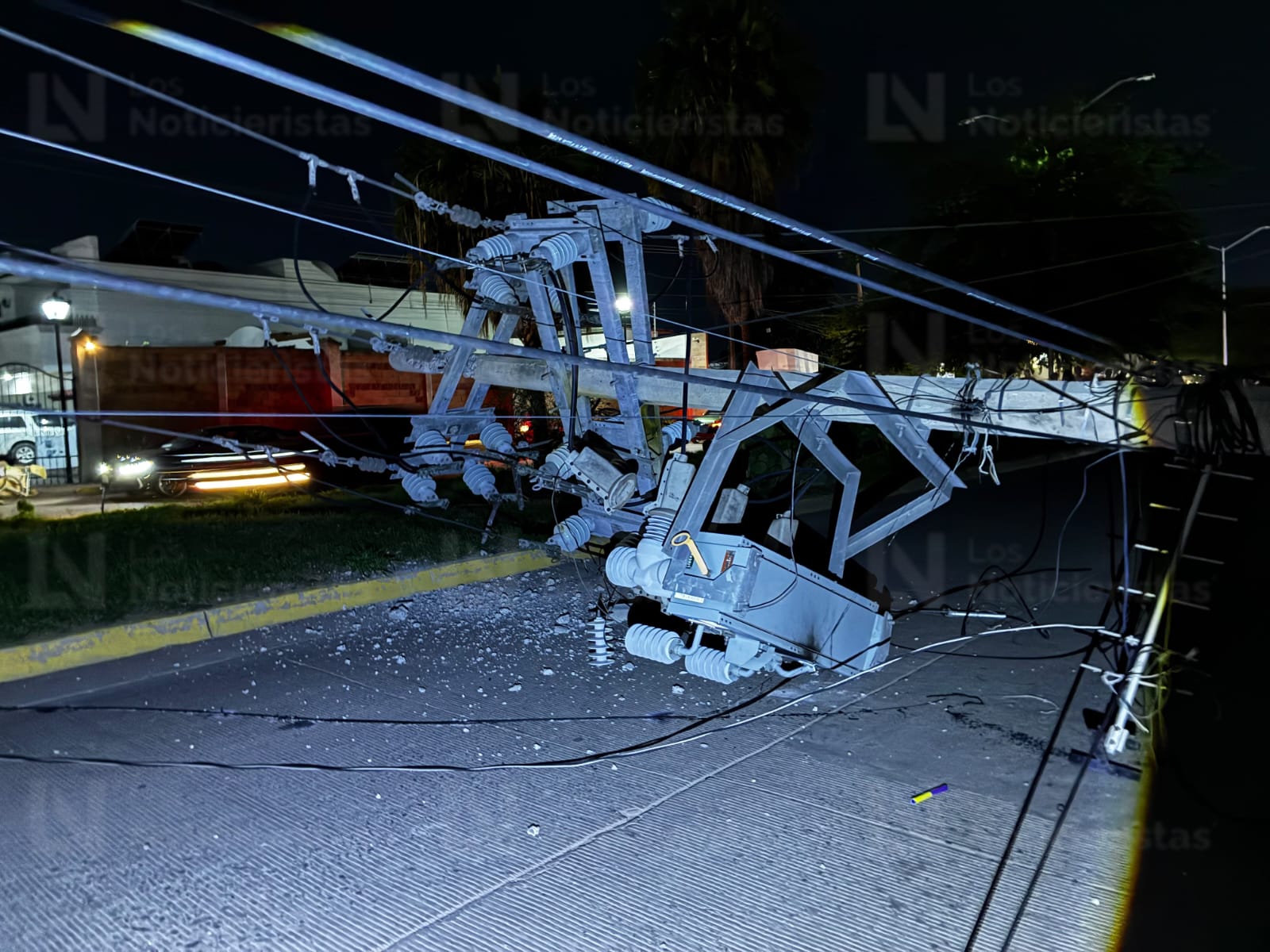 Conductor se impacta contra poste de la CFE en Los Mochis
