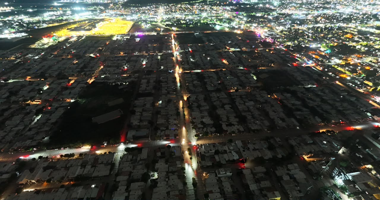 Conductor se impacta contra poste de la CFE en Los Mochis