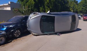 Conductor de vehículo pierde el control y termina volcado en Prados del Sur, en Los Mochis, Sinaloa
