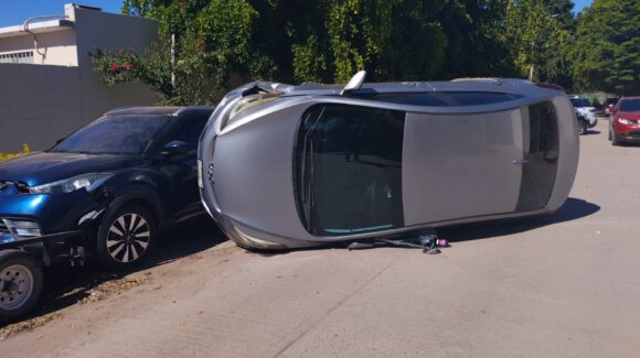 Conductor de vehículo pierde el control y termina volcado en Prados del Sur, en Los Mochis, Sinaloa