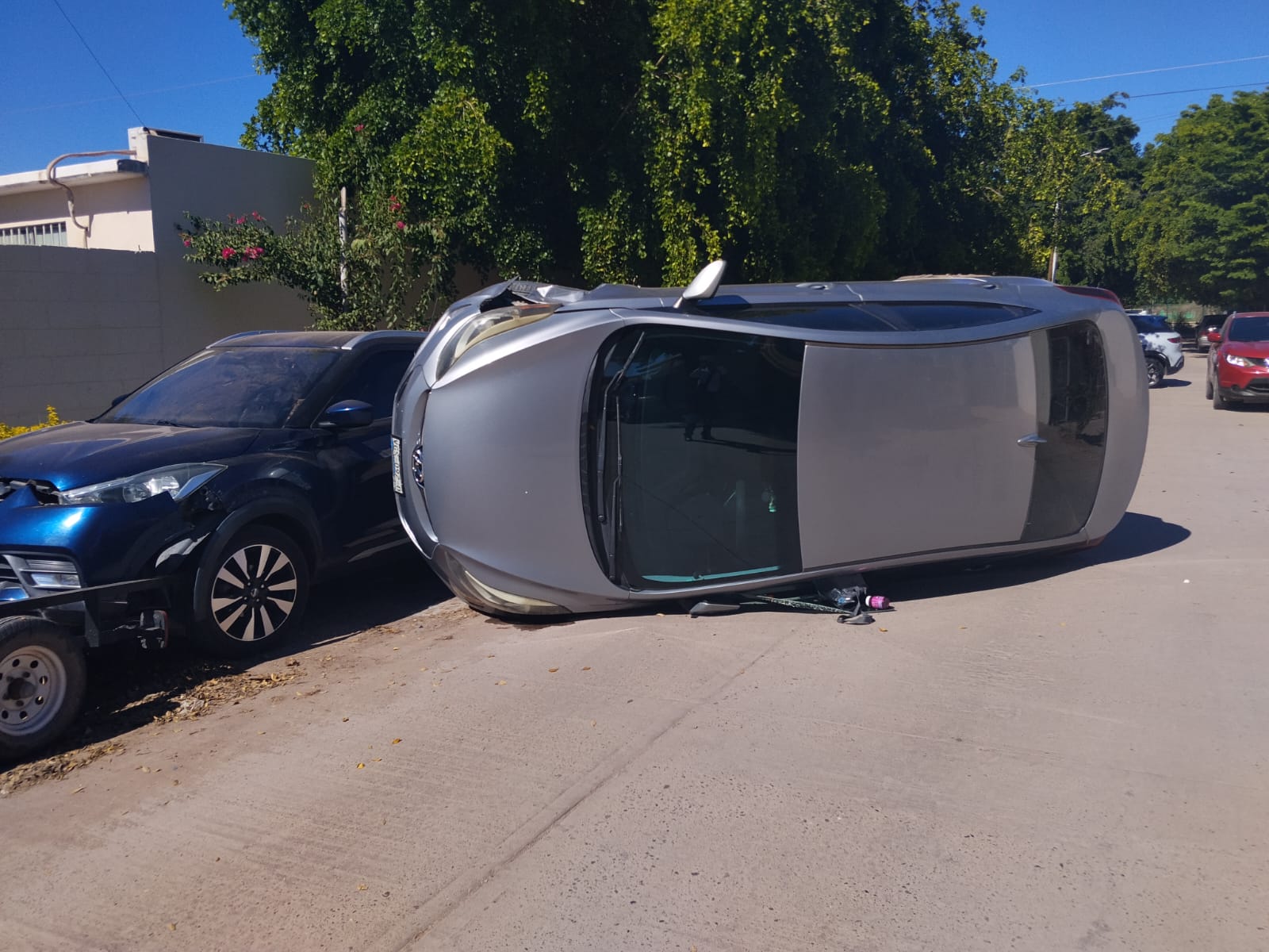 Conductor vuelca en Prados del Sur, en Los Mochis