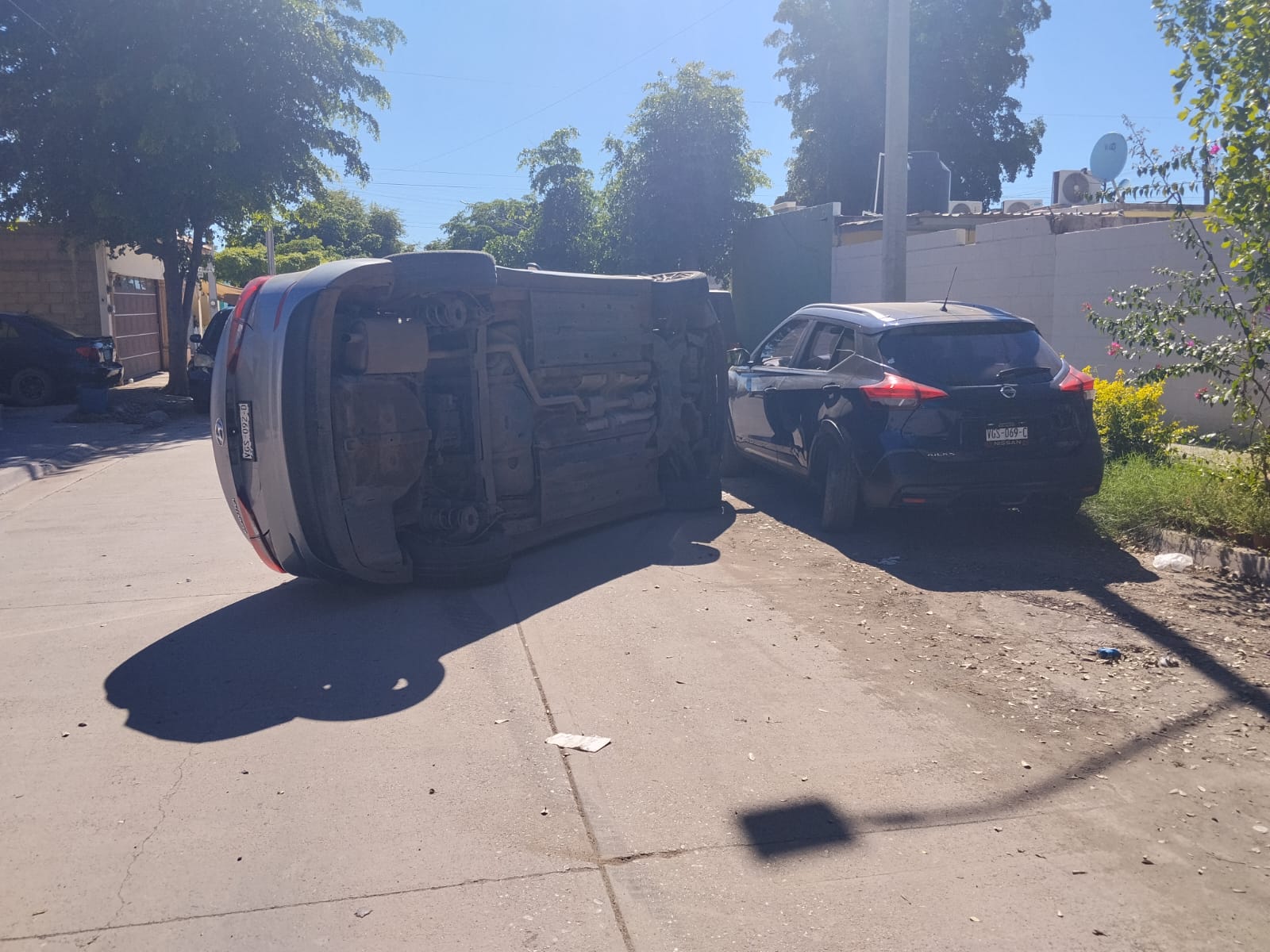 Conductor vuelca en Prados del Sur, en Los Mochis