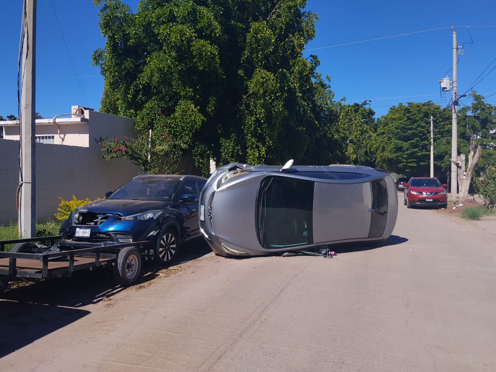 Conductor vuelca en Prados del Sur, en Los Mochis