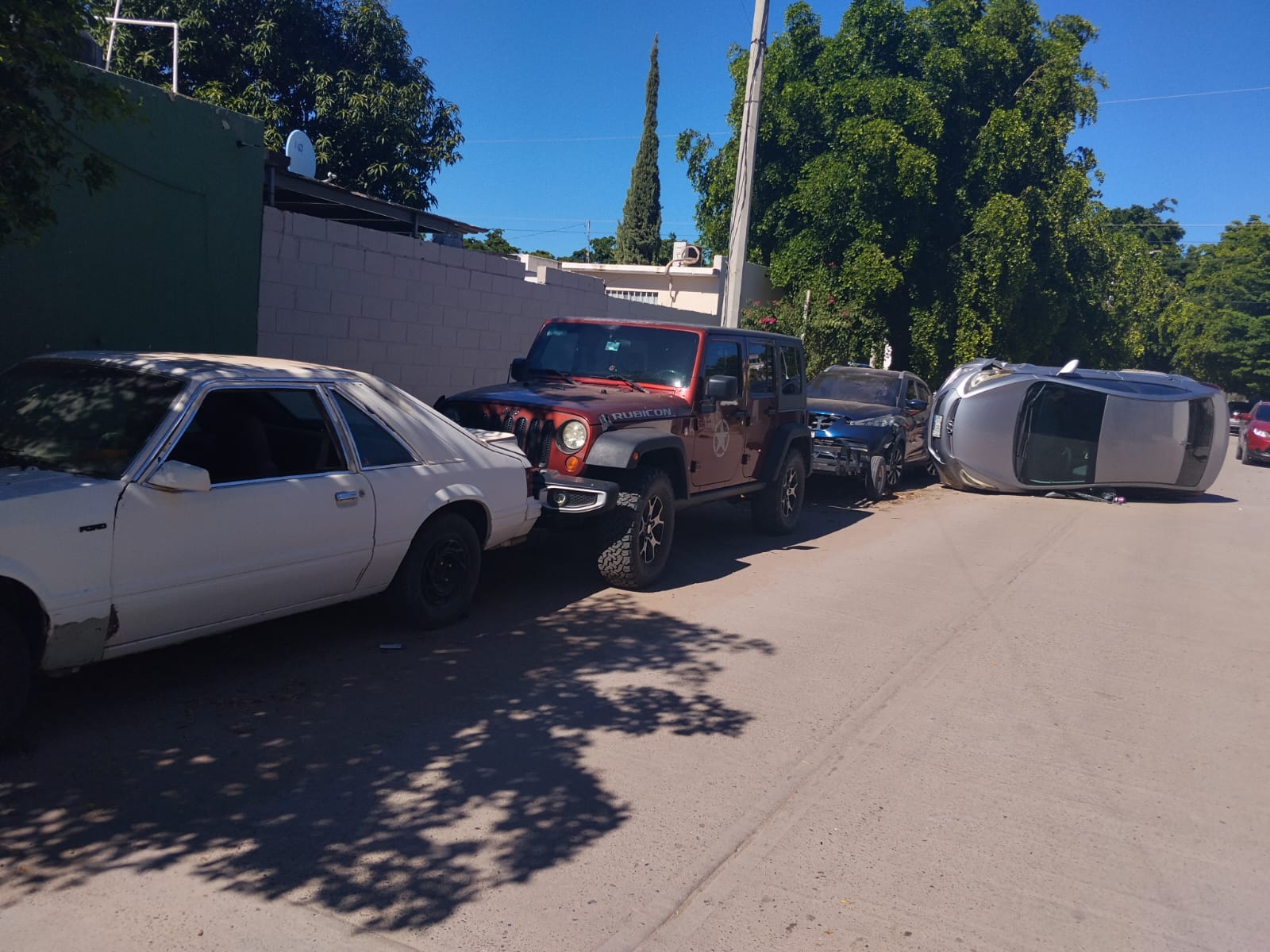 Conductor vuelca en Prados del Sur, en Los Mochis