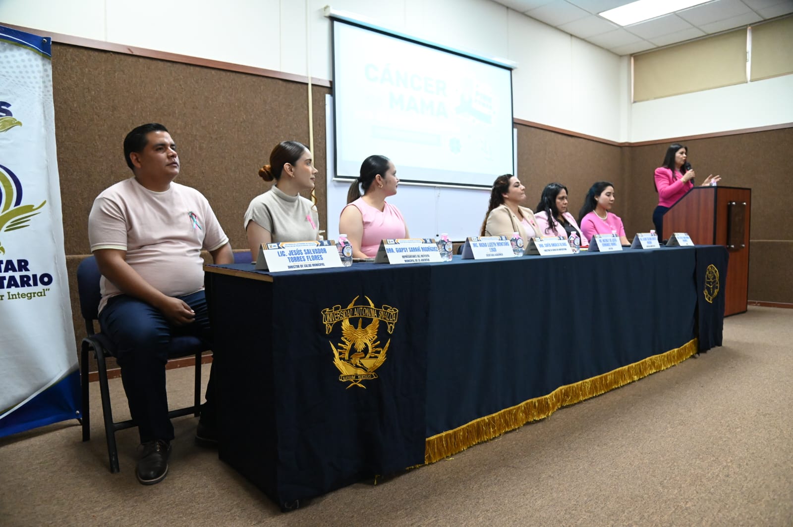 Conferencia sobre el cáncer de mamá en la Facultad de Trabajo Social de la UAS