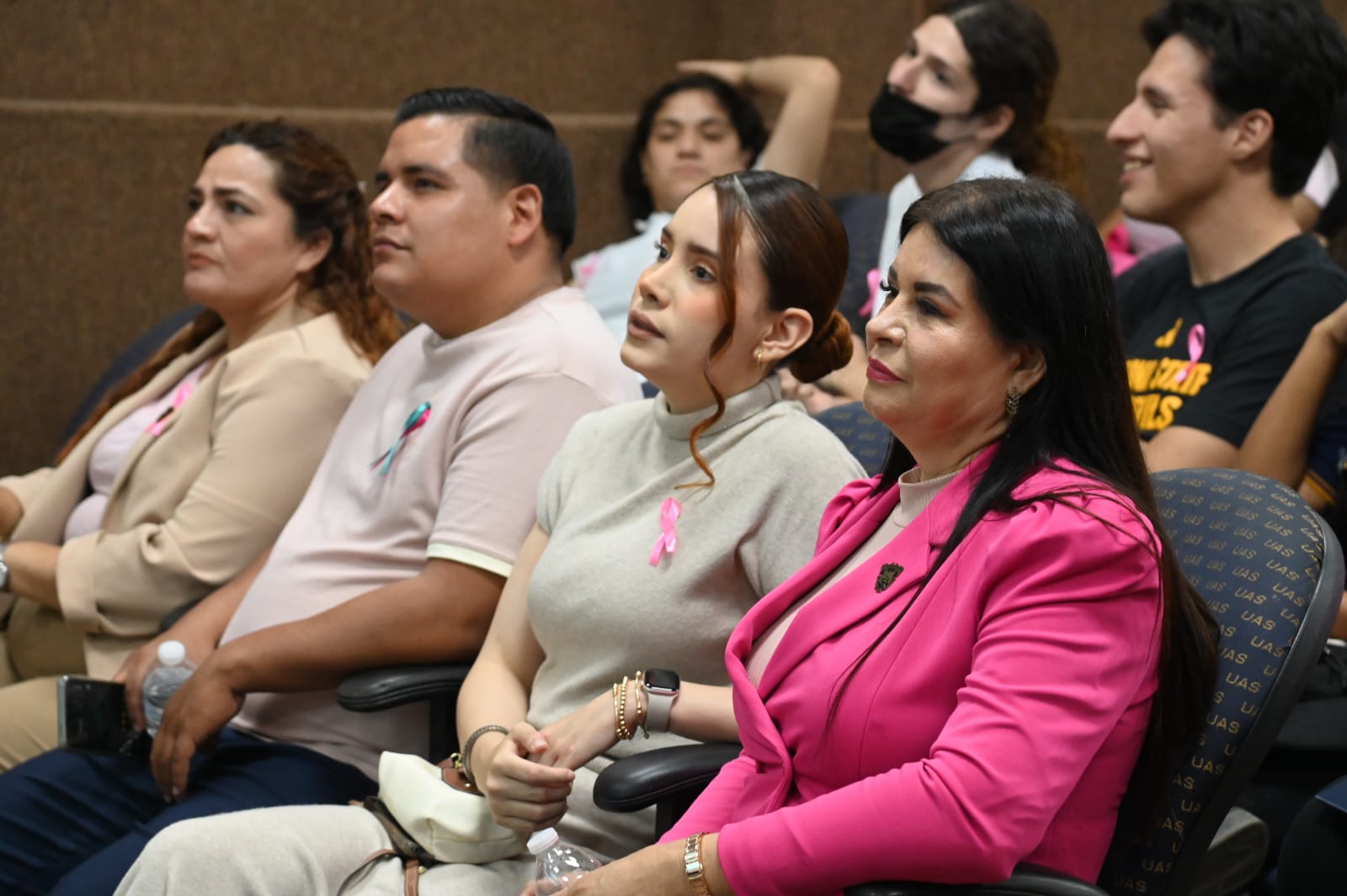 Conferencia sobre el cáncer de mamá en la Facultad de Trabajo Social de la UAS