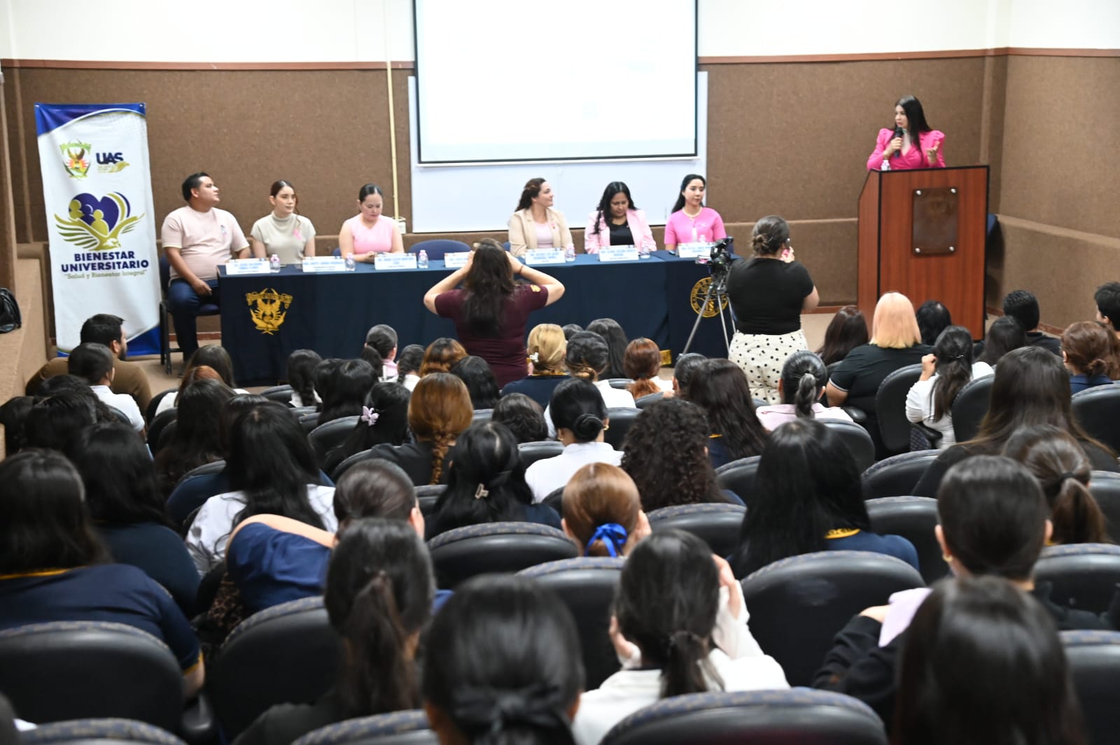 Conferencia sobre el cáncer de mamá en la Facultad de Trabajo Social de la UAS