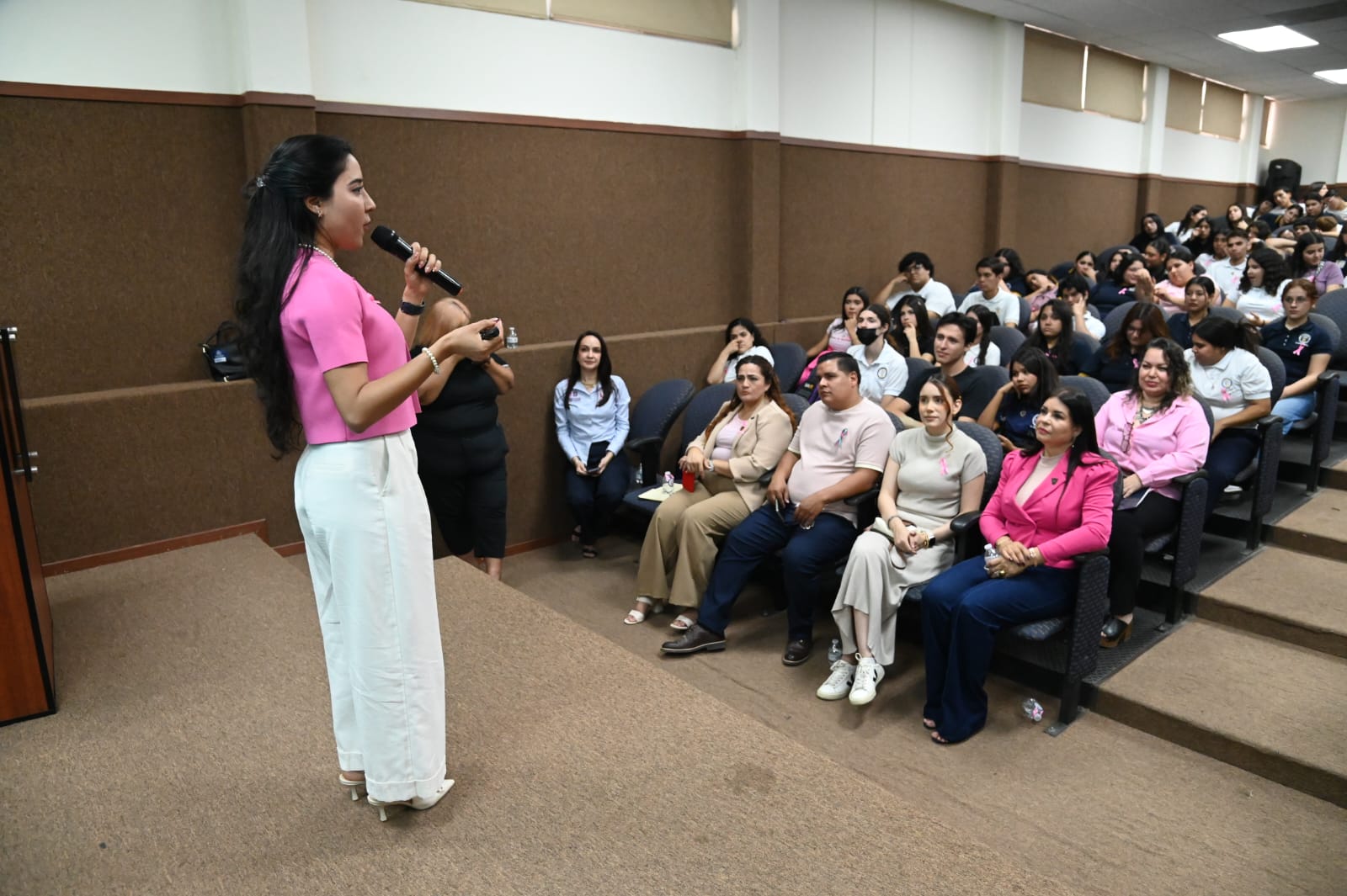 Conferencia sobre el cáncer de mamá en la Facultad de Trabajo Social de la UAS
