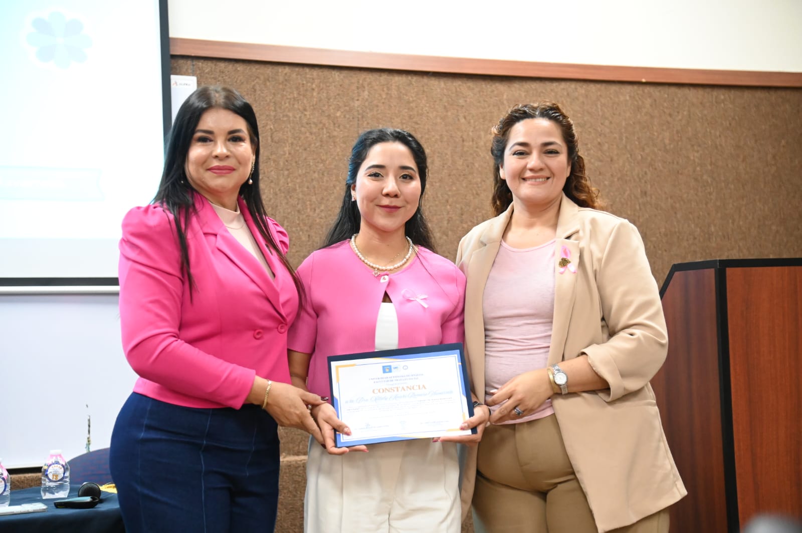 Conferencia sobre el cáncer de mamá en la Facultad de Trabajo Social de la UAS