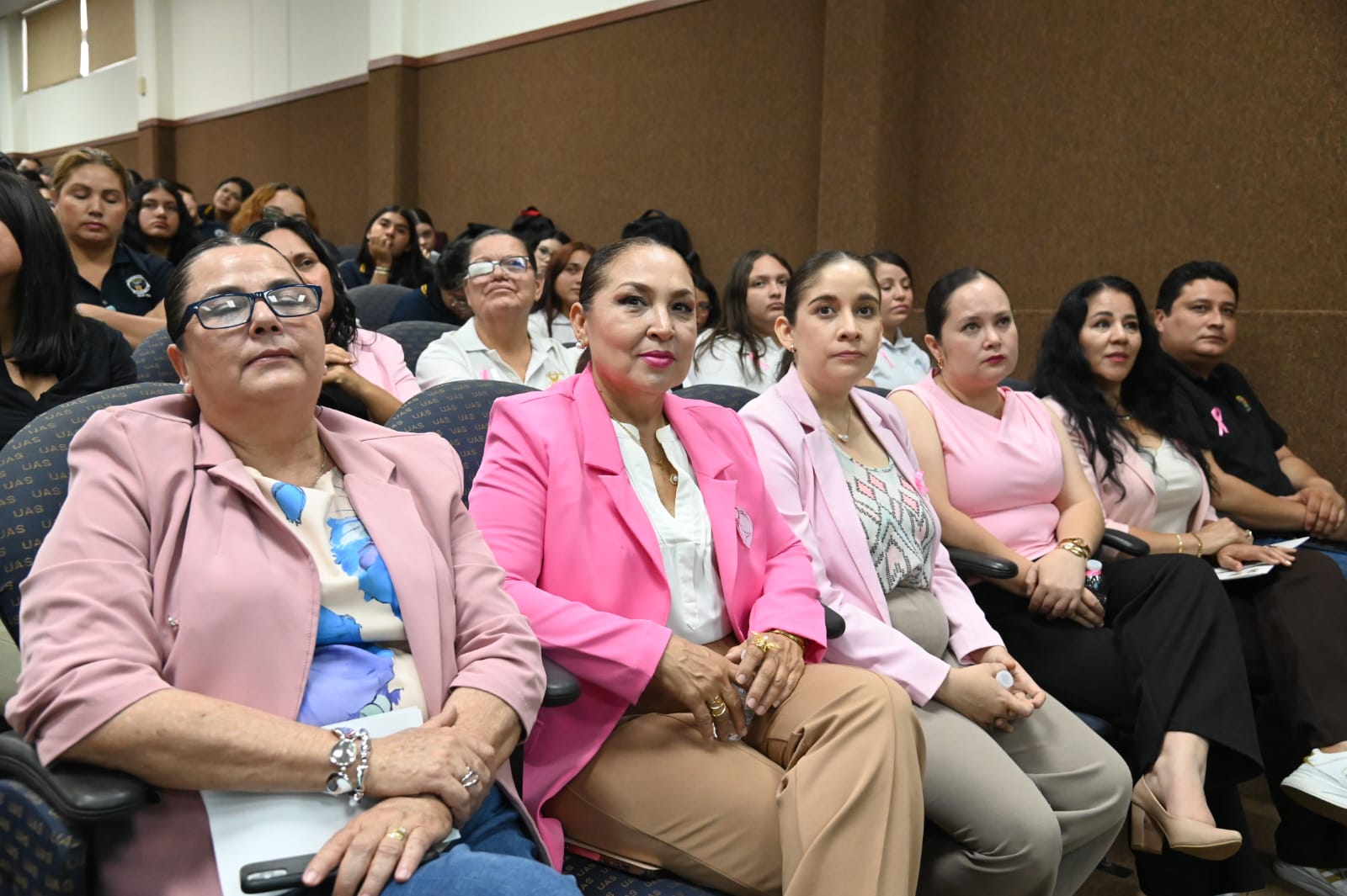 Conferencia sobre el cáncer de mamá en la Facultad de Trabajo Social de la UAS