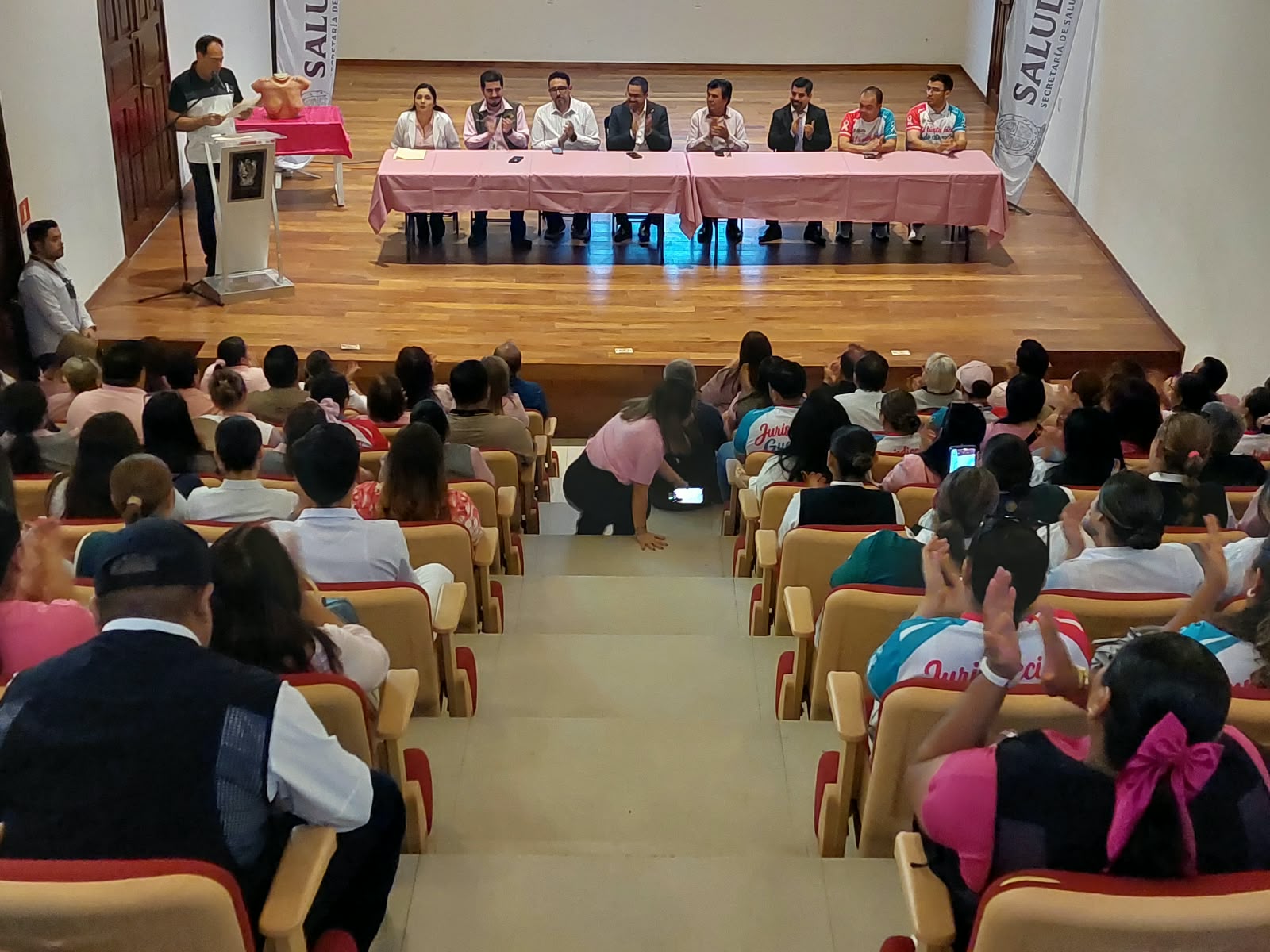 Conferencia sobre el cáncer de mama en Mocorito