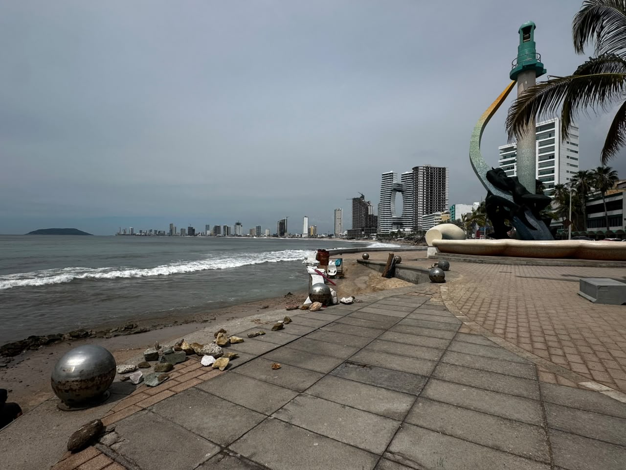 Daños en malecón de Mazatlán por fuerte oleaje