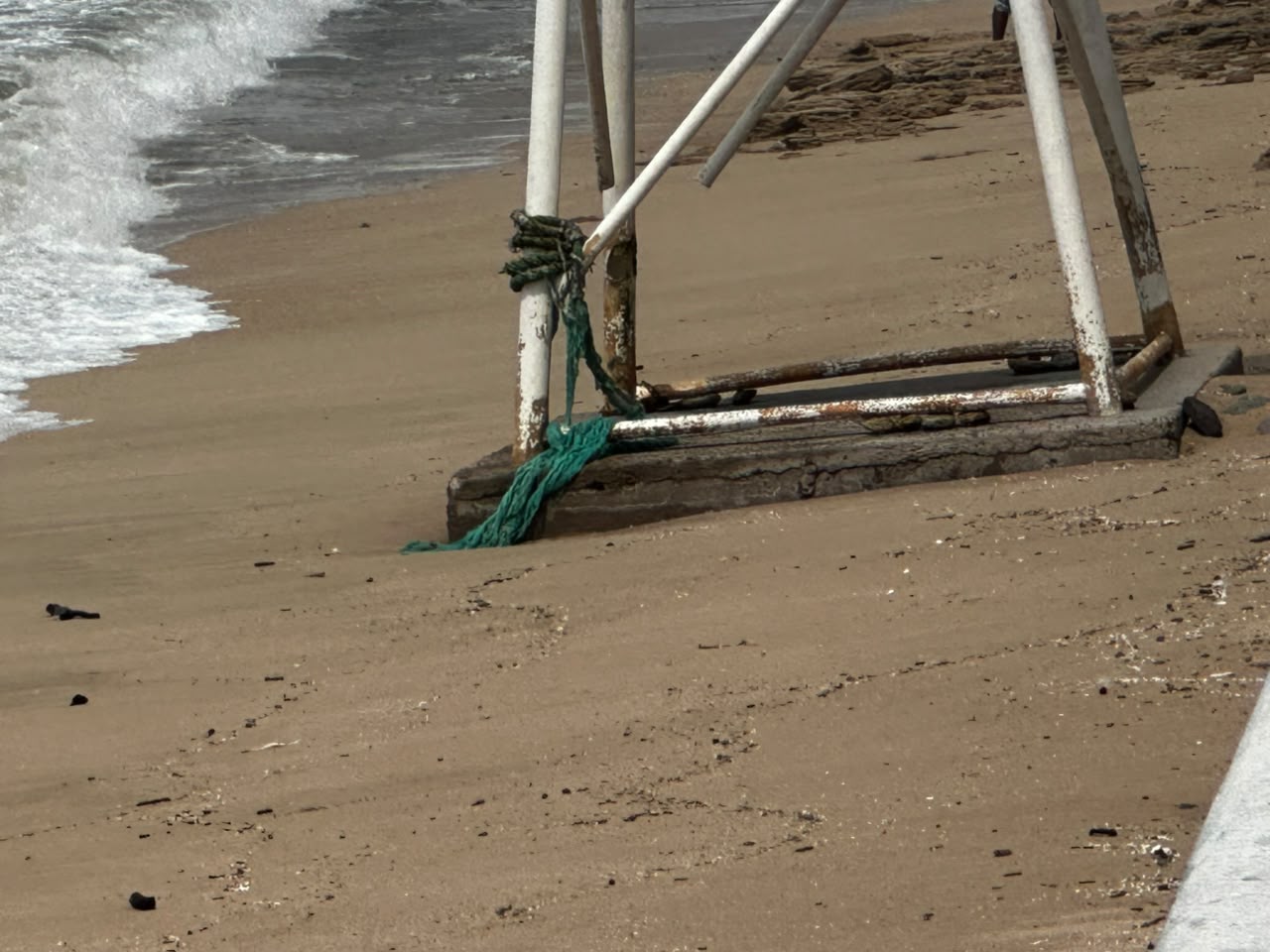 Daños en malecón de Mazatlán por fuerte oleaje