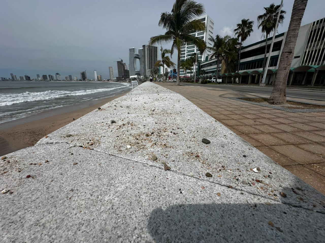 Daños en malecón de Mazatlán por fuerte oleaje