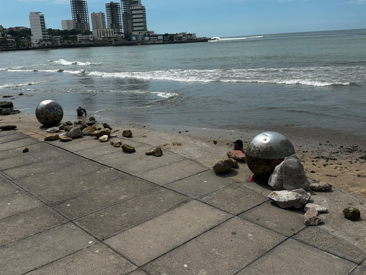 Daños en malecón de Mazatlán por fuerte oleaje
