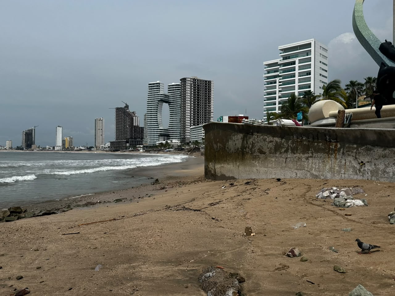 Daños en malecón de Mazatlán por fuerte oleaje