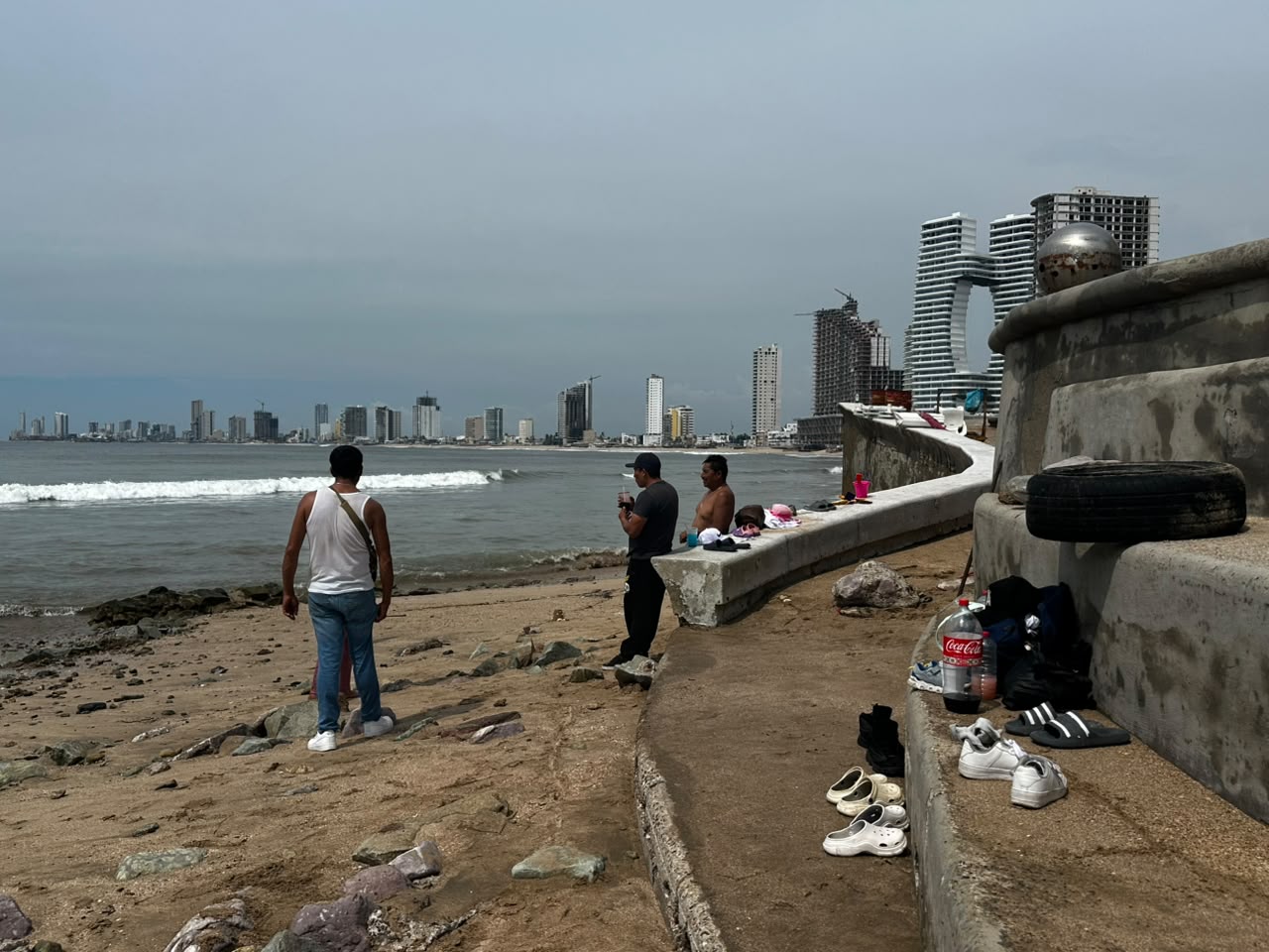 Daños en malecón de Mazatlán por fuerte oleaje