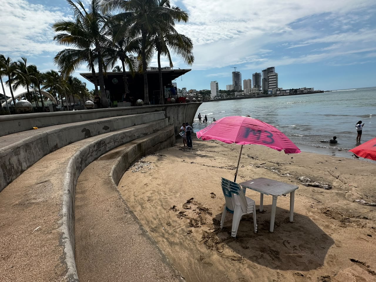 Daños en malecón de Mazatlán por fuerte oleaje