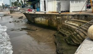 ¡Otro tramo del Malecón de Mazatlán, Sinaloa, está cediendo ante el mar! Hay losas desprendidas, grietas y varillas expuestas