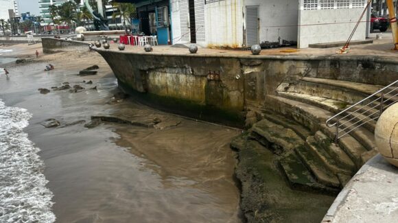 ¡Otro tramo del Malecón de Mazatlán, Sinaloa, está cediendo ante el mar! Hay losas desprendidas, grietas y varillas expuestas