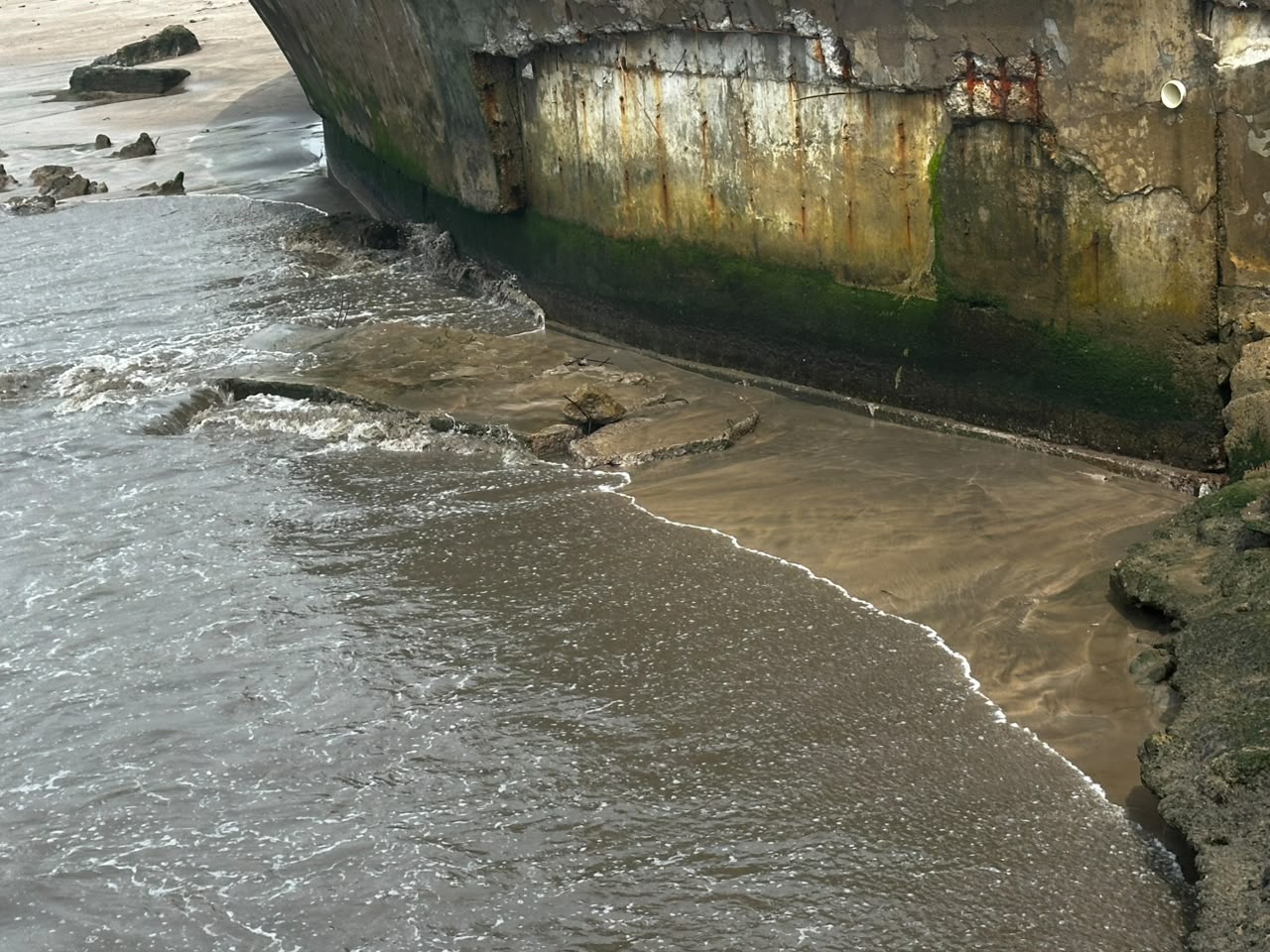 Daños en malecón de Mazatlán por fuerte oleaje