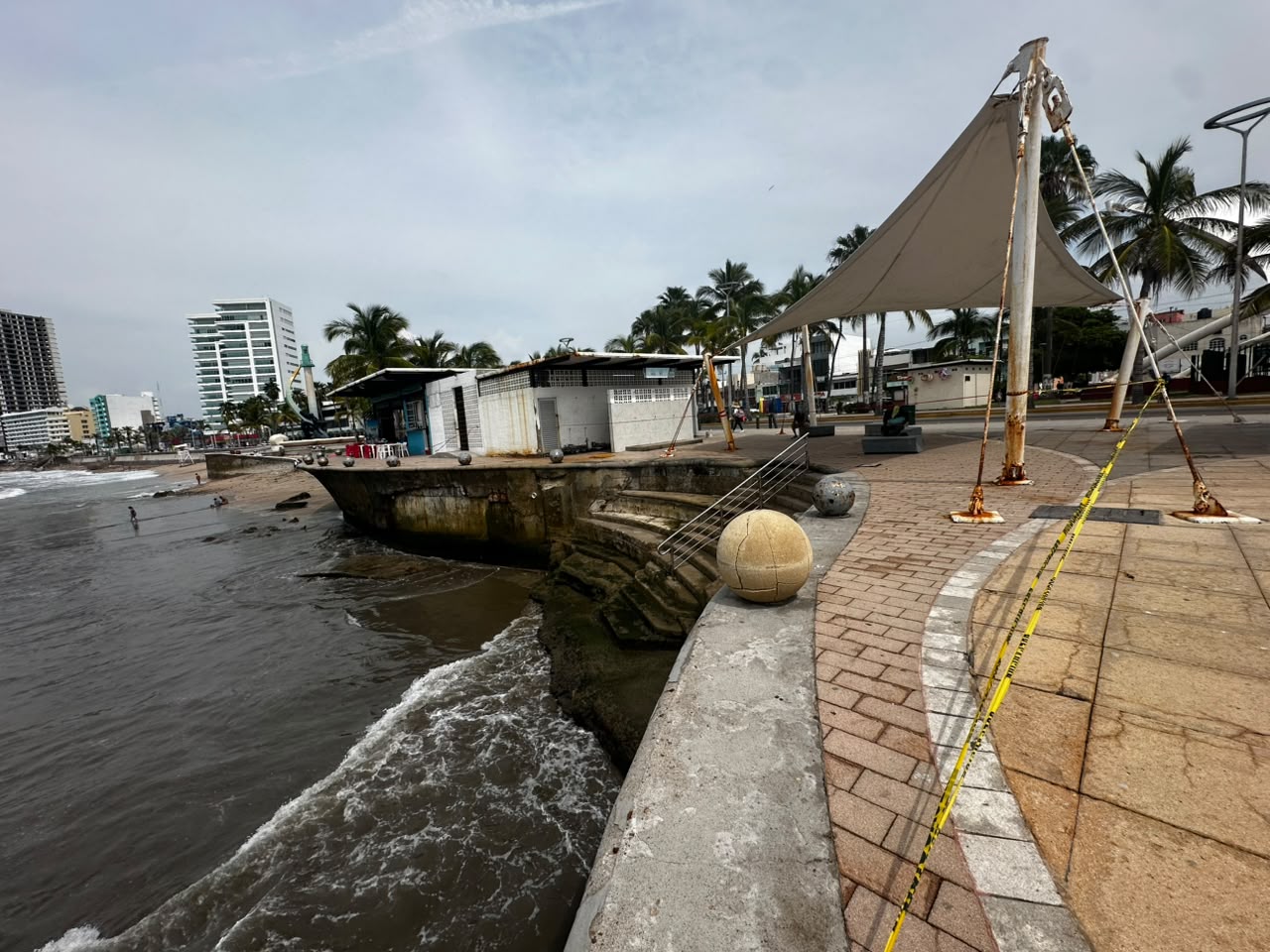 Daños en malecón de Mazatlán por fuerte oleaje