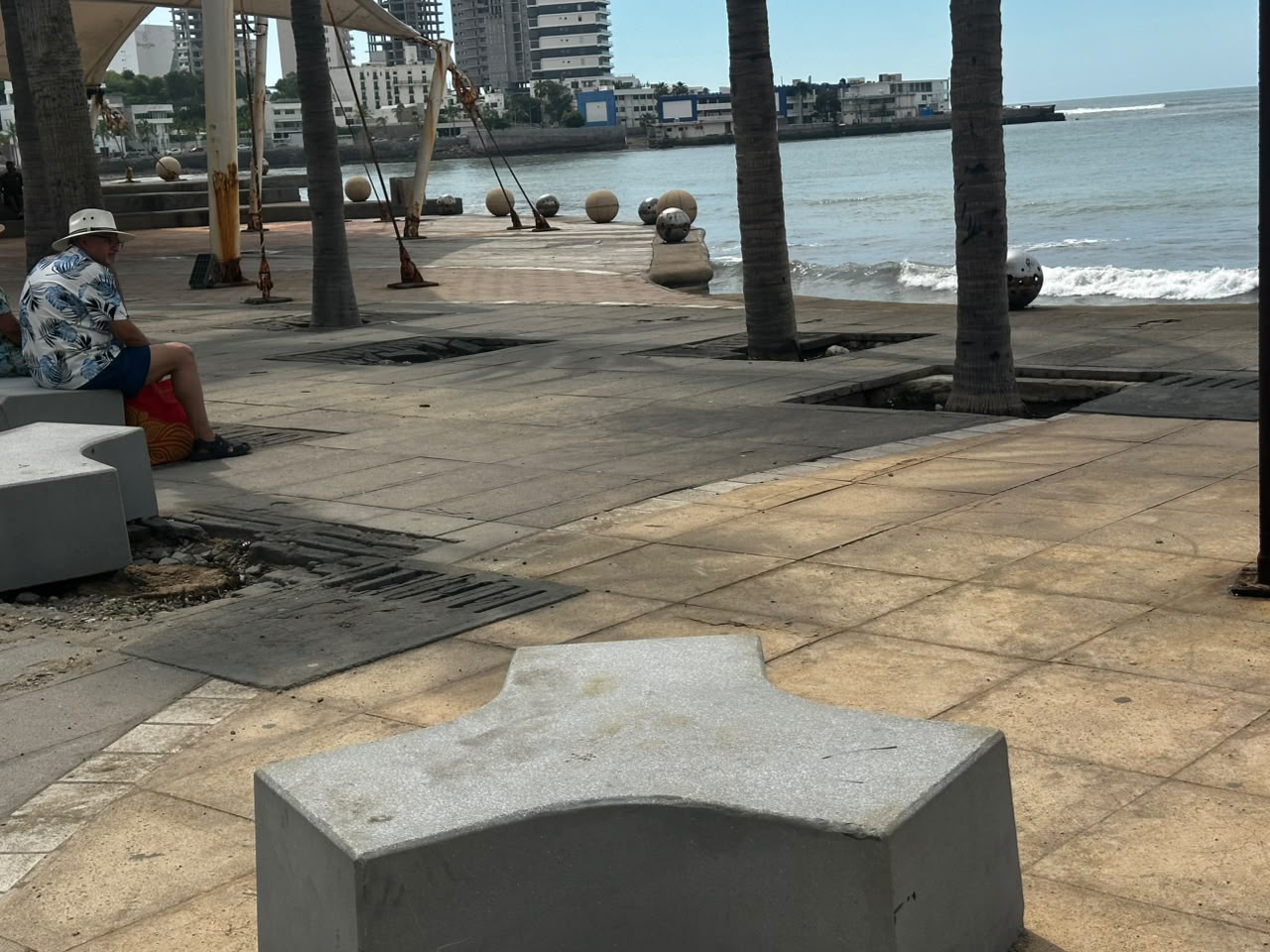Daños en malecón de Mazatlán por fuerte oleaje