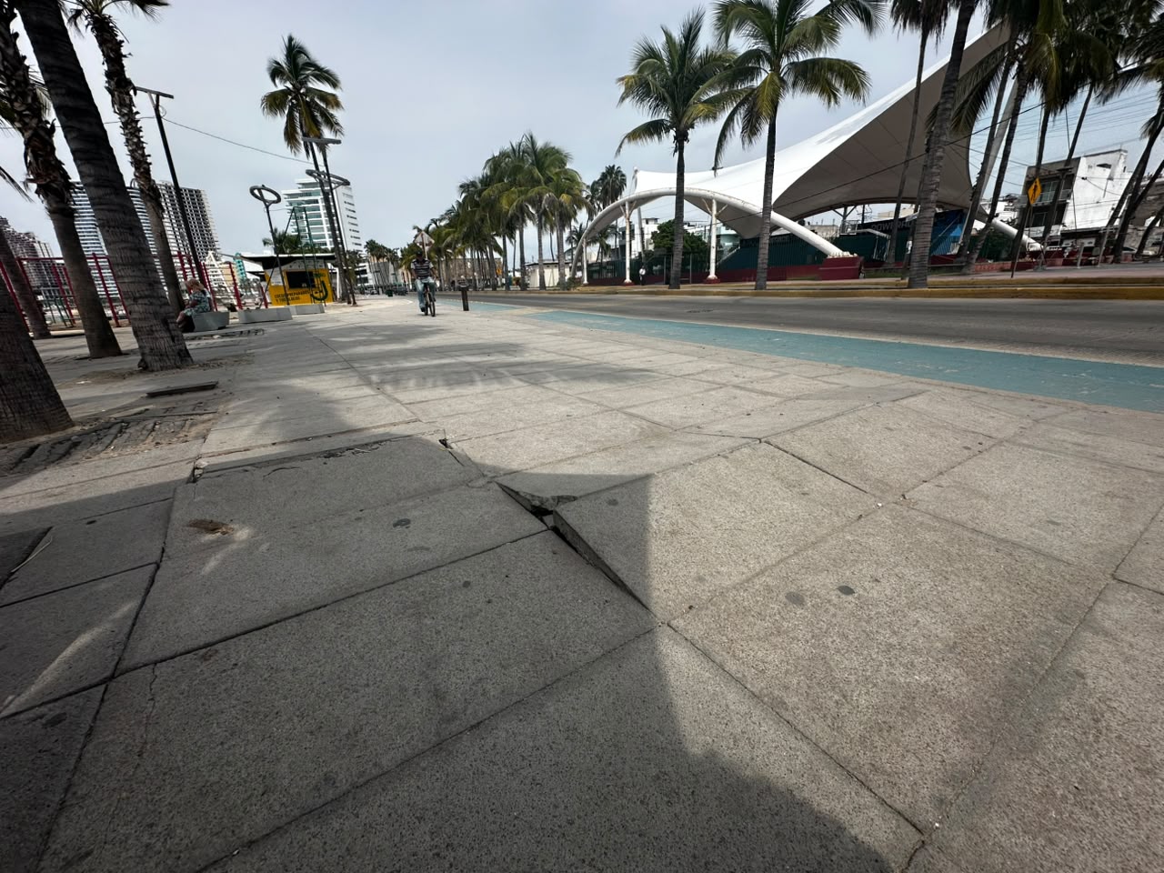 Daños en malecón de Mazatlán por fuerte oleaje