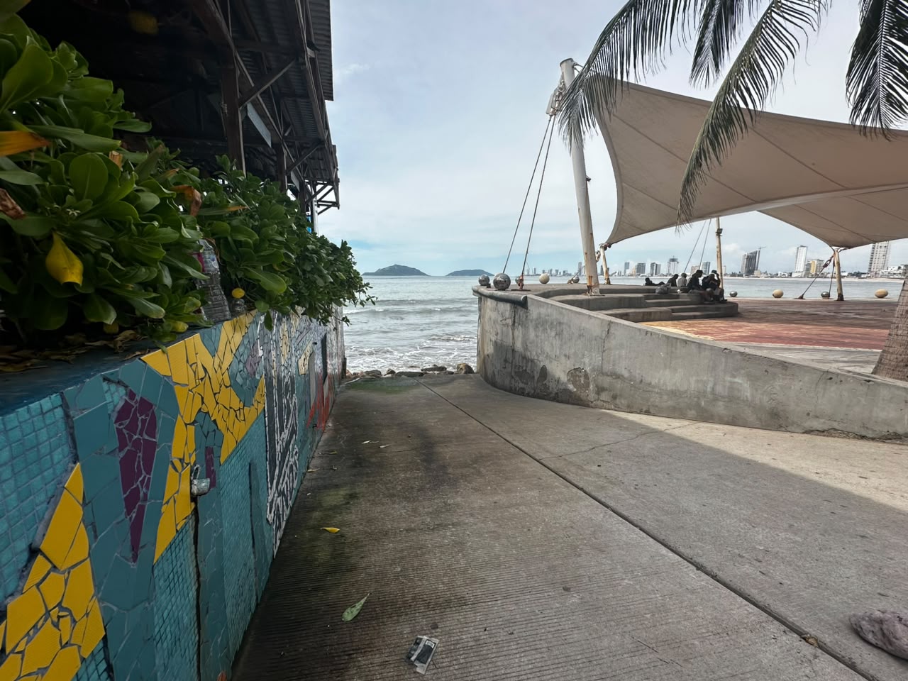 Daños en malecón de Mazatlán por fuerte oleaje