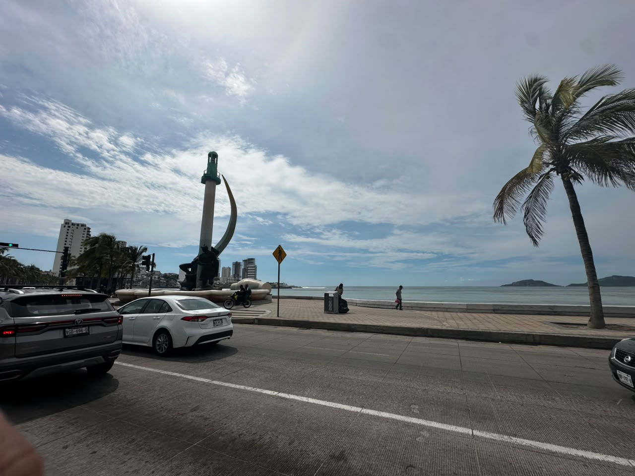 Daños en malecón de Mazatlán por fuerte oleaje