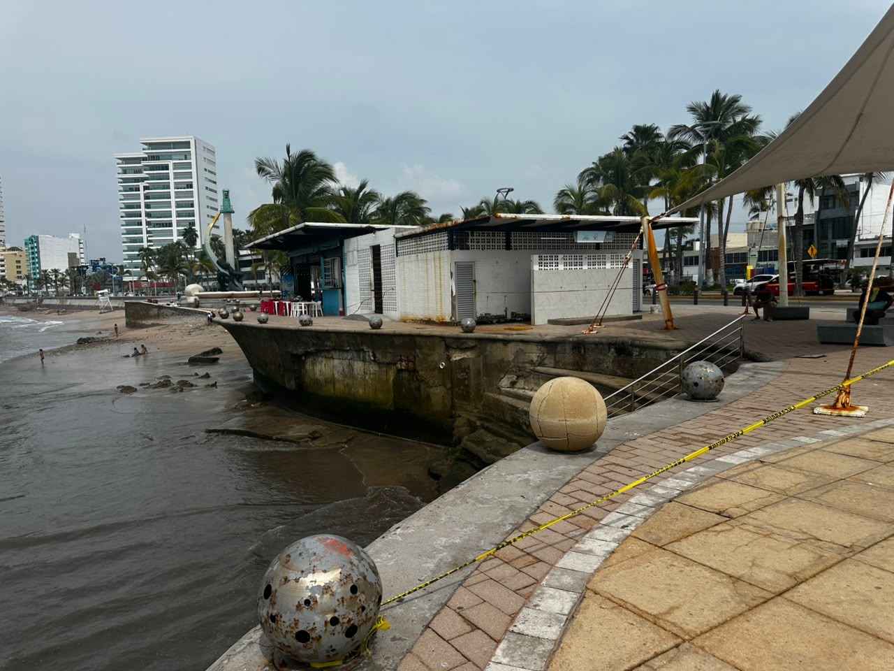 Daños en malecón de Mazatlán por fuerte oleaje