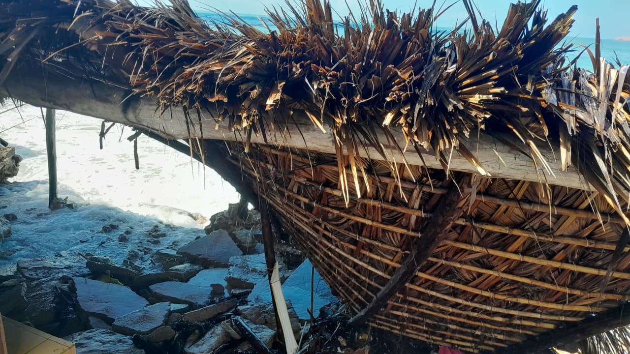 Mar de Mazatlán continúa sin piedad contra las estructuras de palapas