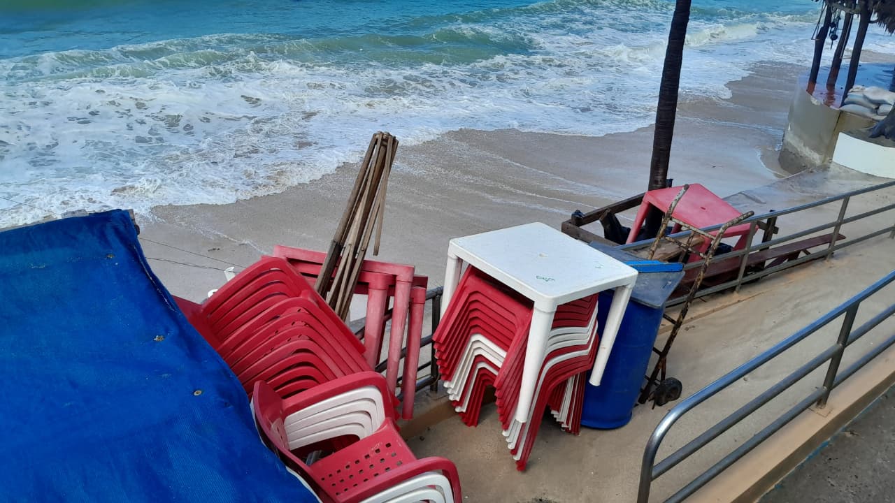 Mar de Mazatlán continúa sin piedad contra las estructuras de palapas