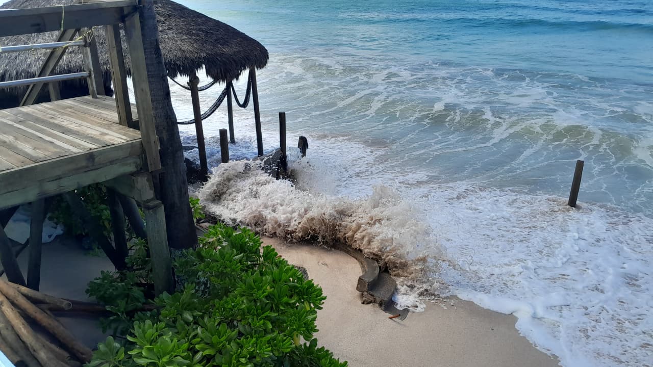 Mar de Mazatlán continúa sin piedad contra las estructuras de palapas