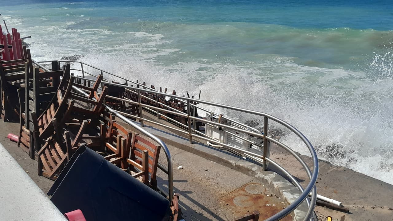 Mar de Mazatlán continúa sin piedad contra las estructuras de palapas