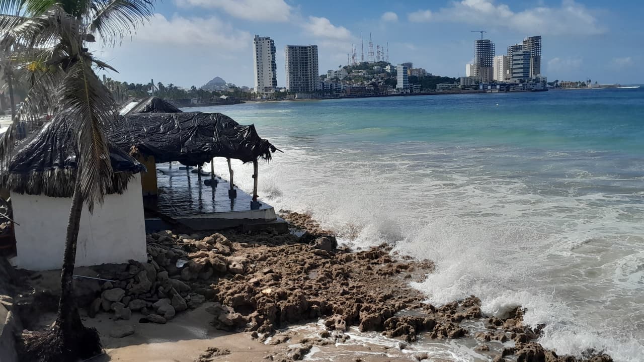 Mar de Mazatlán continúa sin piedad contra las estructuras de palapas