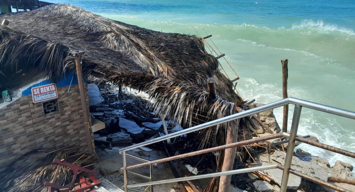 Mar de Mazatlán continúa sin piedad contra las estructuras de palapas; al menos 12 negocios tienen daños severos