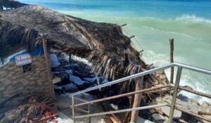Mar de Mazatlán continúa sin piedad contra las estructuras de palapas; al menos 12 negocios tienen daños severos