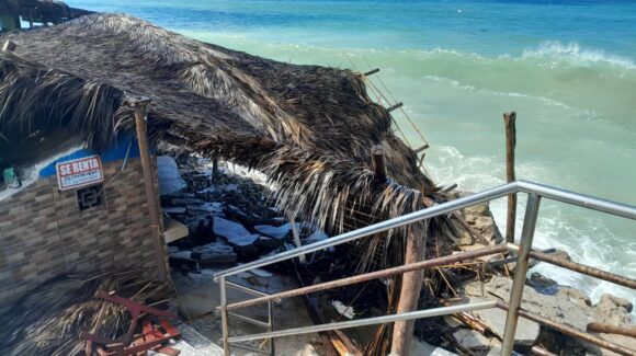 Mar de Mazatlán continúa sin piedad contra las estructuras de palapas; al menos 12 negocios tienen daños severos