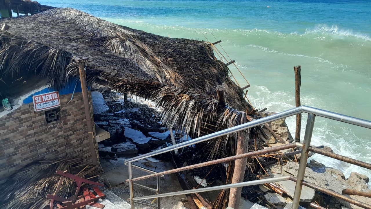 Mar de Mazatlán continúa sin piedad contra las estructuras de palapas
